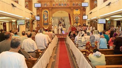 توافد أقباط قنا لحضور قداس أحد الشعانين|صور