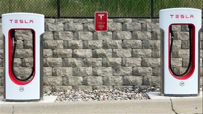 إيلون ماسك يخفض سعر كابل شحن تسلا المحمول إلى 200 دولار