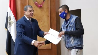 سعفان يسلم 1305 وثائق تأمين ضد الحوادث للعمالة غير المنتظمة ببنى سويف