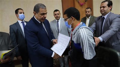 سعفان يسلم 66 عقد عمل لذوي الهمم ببني سويف