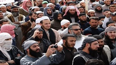 فقه السلفية.. من الأولى بالإمامة المدخن أم حالق اللحية ؟ 