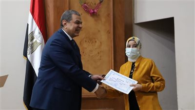 سعفان يسلم ماكينات خياطة وشنط عدة لأوائل خريجي التدريب المهني ببني سويف 