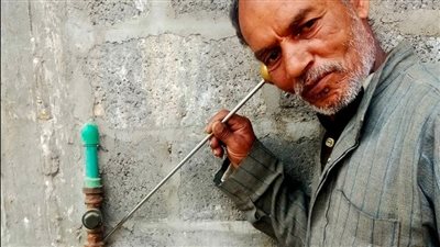 فحص ومراجعة شاملة لوصلات المياه المنزلية بقرية ننا في بني سويف