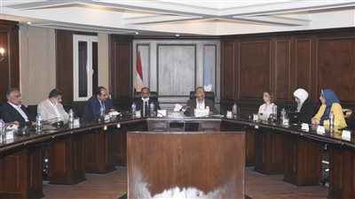 محافظ الإسكندرية يوجه رؤساء الأحياء بالتواجد في الشوارع بين المواطنين للاستماع إلى شكواهم 