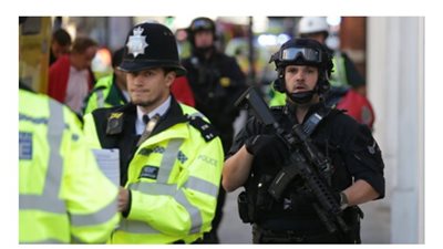 الشرطة البريطانية: مجموعة من المتخصصين يفحصون حاليا الطرد المشبوه بعد العثور عليه قرب مقر الحكومة