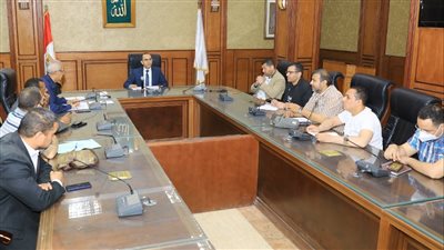نائب محافظ سوهاج يجتمع باللجنة الفنية لمتابعة المراكز التكنولوجية لخدمة المواطنين