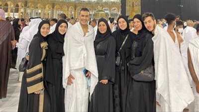 عصام الحضري وزوجته وأبناؤه يؤدون مناسك العمرة | صور