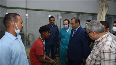 رئيس جامعة سوهاج يطمئن على مصابي حادث انقلاب أتوبيس بالطريق الصحراوي الشرقي