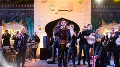 بوسي تشعل أجواء خيمة الحارة بالتجمع | صور