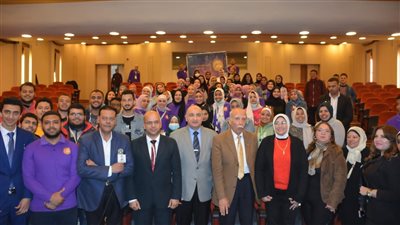 رئيس جامعة الإسكندرية يهنئ الطلاب الفائزين بمنح مشروعات التخرج