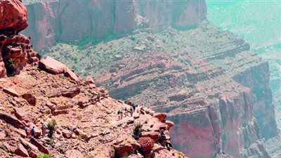 مغامرة فريدة من نوعها.. مرشد سياحي عماني يتحدى جبل شمس | صور 