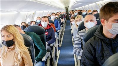 قاضية أمريكية تبطل إلزامية الكمامة في الطائرات والنقل العام.. والبيت الأبيض يعلق