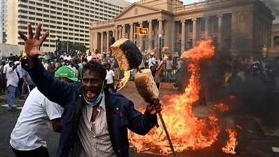 الأمن السريلانكي يسمح بإطلاق النار على المتظاهرين