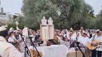 لحظة تأدية طقوس تلمودية استفزازية داخل حرم المسجد الإبراهيمي|فيديو