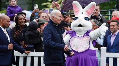 أرنب عيد الفصح يحرج بايدن | فيديو