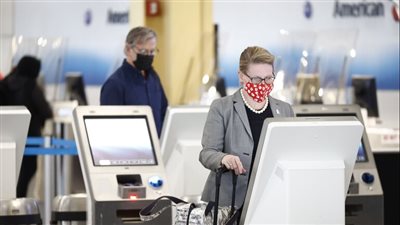 رغم قرار القضاء.. البيت الأبيض يوصي المواطنين بمواصلة ارتداء الكمامات خلال السفر