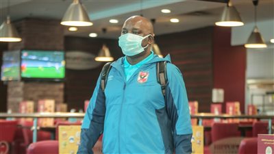 موسيماني يعقد محاضرة للاعبي الأهلي قبل مواجهة الرجاء