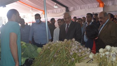 محافظ الجيزة يفتتح أكبر منافذ لبيع الخضروات والفاكهة بأسعار مخفضة| صور