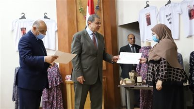 سعفان يسلم 40 شهادة لخريجي دورات التفصيل والطباعة والمشغولات الخشبية بالقاهرة