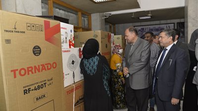 محافظ أسيوط يوزع أجهزة كهربائية على 15 فتاة مقبلة على الزواج