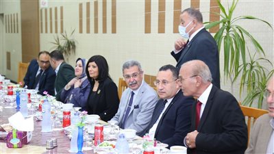 رئيس جامعة الإسكندرية يشارك طلاب المدينة الإفطار