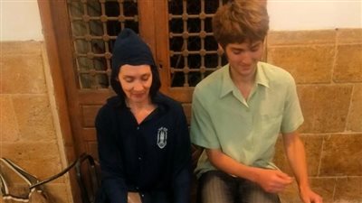 سائحان فرنسيان يشاركان في الإفطار الجماعي بالجامع الأزهر