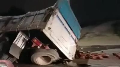 انقلاب سيارة نقل محملة بالطوب بمحور الأوتوستراد بحلوان