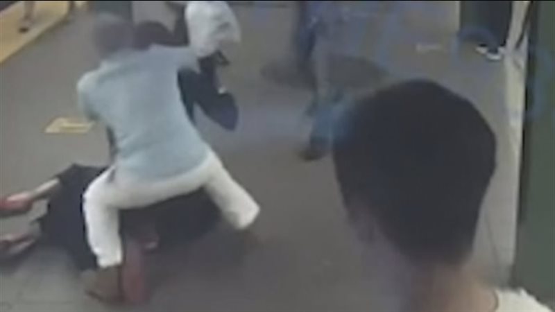 ربة منزل تطعن شقيقتها