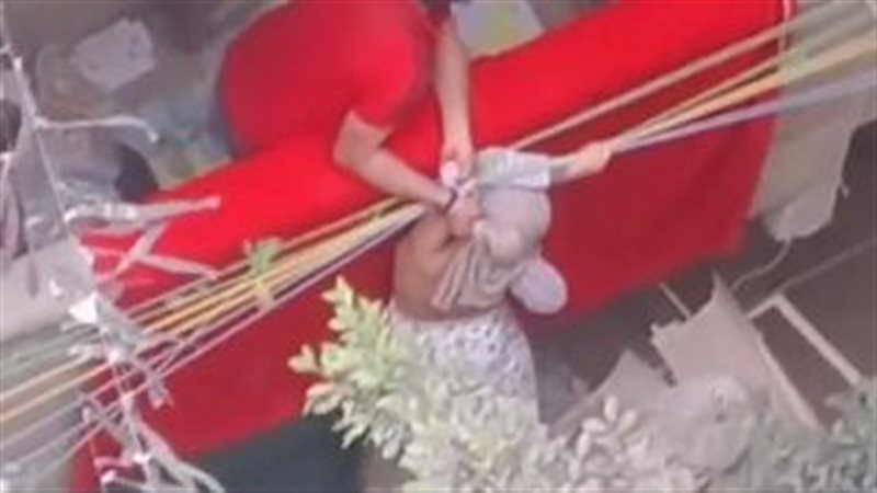 طفلة البلكونة