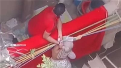 شاهد عيان يكشف حقيقة محاولة إلقاء مواطن لابنته من البلكونة بالهرم