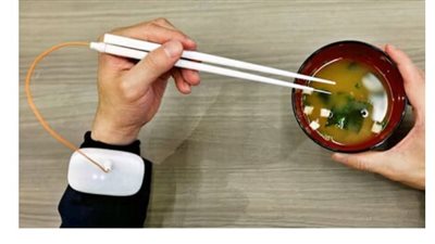 عيدان طعام كهربائية تنقل إلى الفم الإحساس بالملح لمنع الأمراض