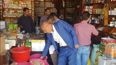 تكثيف الرقابة التموينية على الأسواق والمحال التجارية في سمسطا ببني سويف 