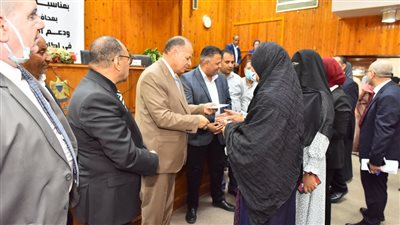 بقيمة 200 جنيه.. محافظ أسيوط يسلم كوبونات المساعدات المالية للسيدات الريفيات 