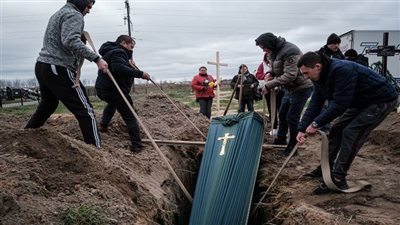 هنا مشرحة بوتشا.. الأوكرانيون يبحثون عن ذويهم في أكياس الموت