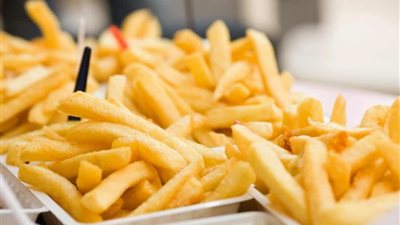 لذة خادعة ومخاطر صحية متراكمة، تحذيرات طبية من الأطعمة المقلية 