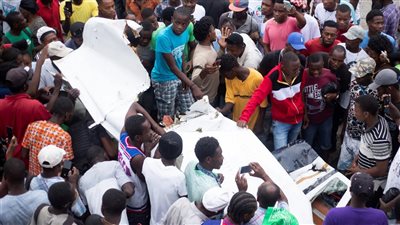 شاهد.. قتلى بتحطم طائرة في شارع مزدحم بهايتي