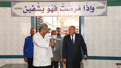 محافظ قنا ينتقل لموقع حادث تصادم سيارة ملاكي بأتوبيس سياحي | صور