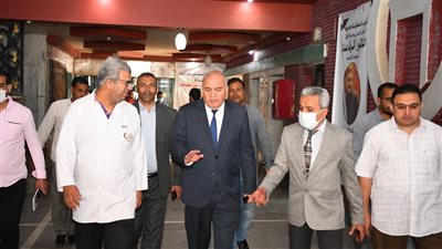 محافظ قنا ينتقل للمستشفى للاطمئنان على مصابي حادث أتوبيس النقل الجماعي | صور