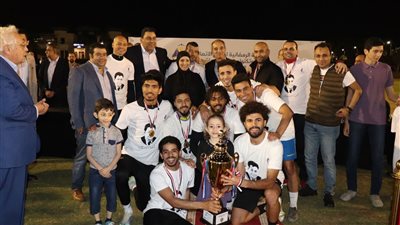 عمرو طلعت يُسلم كأس البطولة الرمضانية ICTBALL 2022 لفريق المصرية للاتصالات