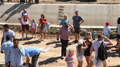 تفاصيل حادث الأتوبيس السياحي بقنا.. مصرع شخص وإصابة اثنين آخرين.. المحافظ يطمئن على المصابين ويوفر حافلة لنقل السائحين للأقصر | صور 