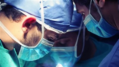 تثبيت كسور متعددة بالفك السفلي لمريض في مستشفى بني سويف التخصصي