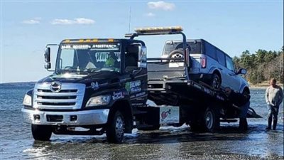 إنقاذ فورد برونكو العالقة بأحد السواحل الأمريكية