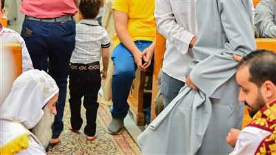 أسقف نقادة يصلي خميس العهد في كنيسة السيدة العذراء|صور 