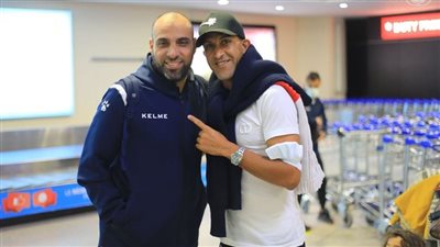 نجم الكرة المغربية يرحب ببعثة المصري بمطار محمد الخامس بالدار البيضاء