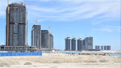 الإسكان تسابق الزمن للانتهاء من تنفيذ مشروعات العلمين الجديدة.. تشطيب الواجهات لـ15 برجًا.. وإنشاء المدينة التراثية على مساحة 260 فدانا