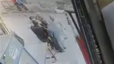 القبض على بطل فيديو حمل طفل وطرحة أرضا بمنشأة القناطر | فيديو