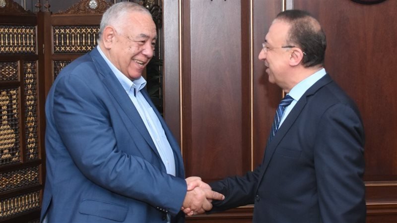الشريف يناقش مع رئيس