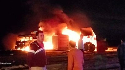 اللقطات الأولى لحريق سيارتي نقل ثقيل بطريق جنيفة السويس | فيديو