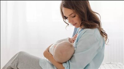 هل يمكن للأم إرضاع طفلها في وضع النوم؟ استشاري تجيب
