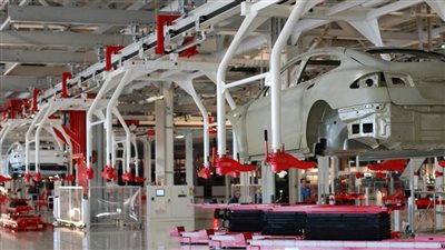 اتهامات لـ تسلا بتفشي العنصرية داخل مصنعها في كاليفورنيا